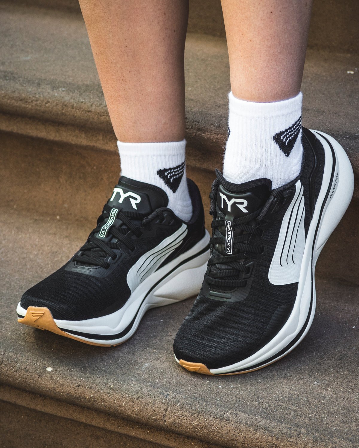 Men's Maverick-V1 Runner - White/Black Gum | TYR Classic