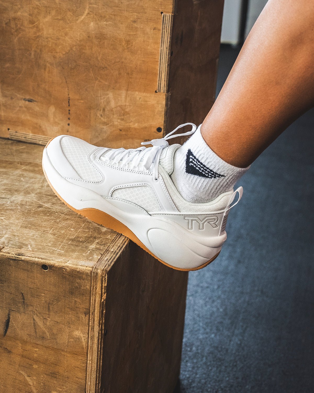Men's CXT-FLOW Wide Toe Box Trainer - White/Gum | TYR Featured